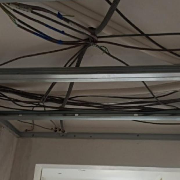 Création d'un faux plafond et raccordement électrique à Marseille